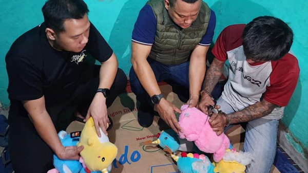 Kurir Narkoba Ditangkap di Jaktim 6 Kg Sabu dalam Boneka Disita